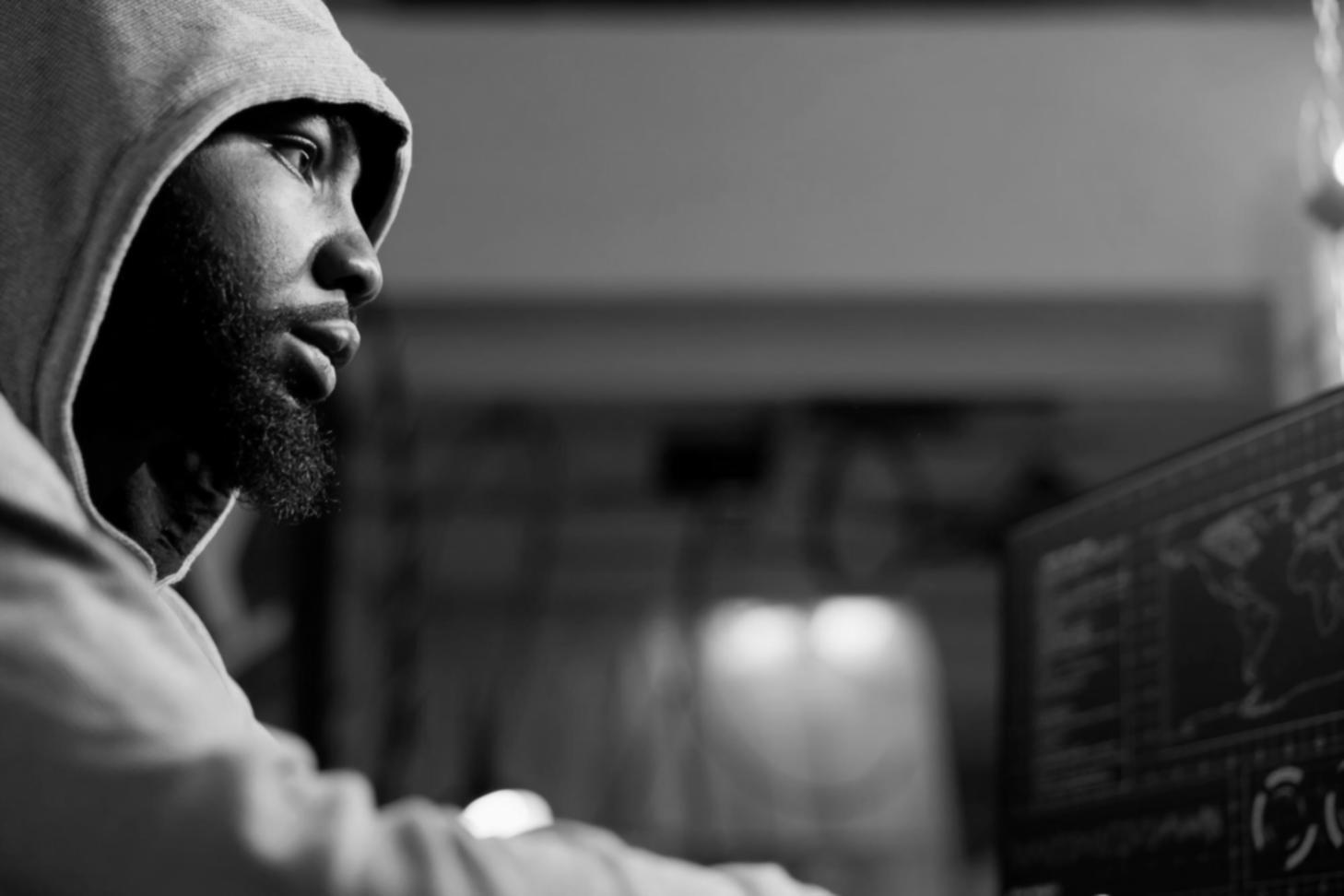 Detaillierte Analyse von Testmetriken und Validierungsergebnissen auf einem Dashboard